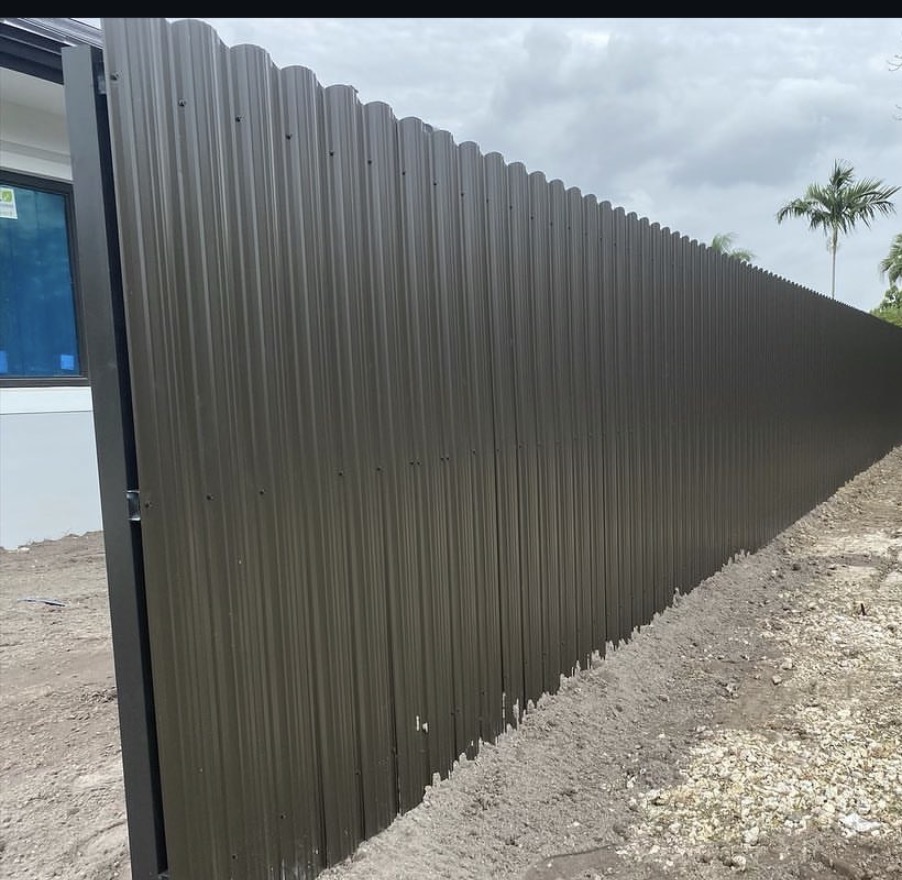 Vertical aluminum privacy fence