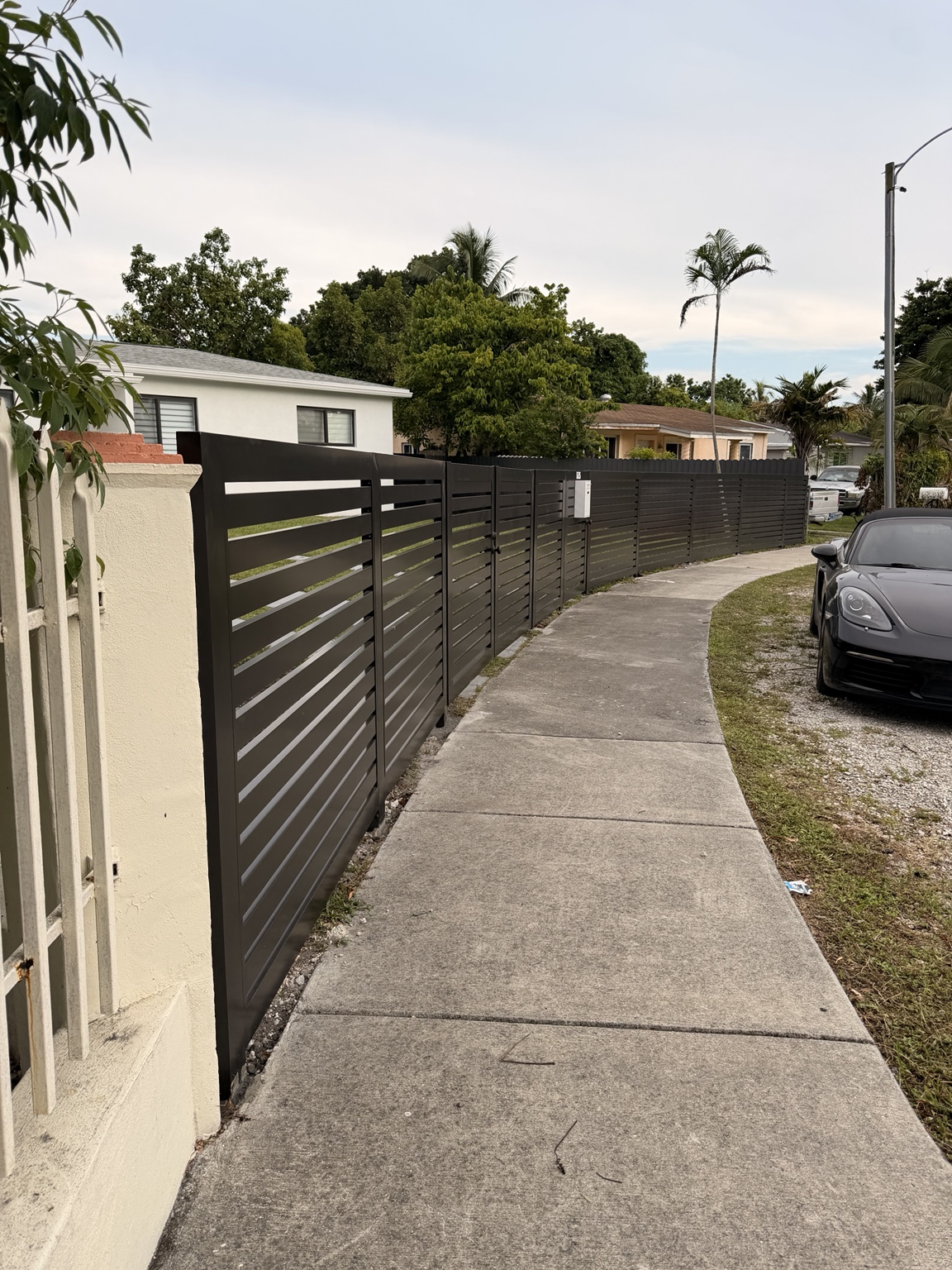 Horizontal slat aluminum privacy fence