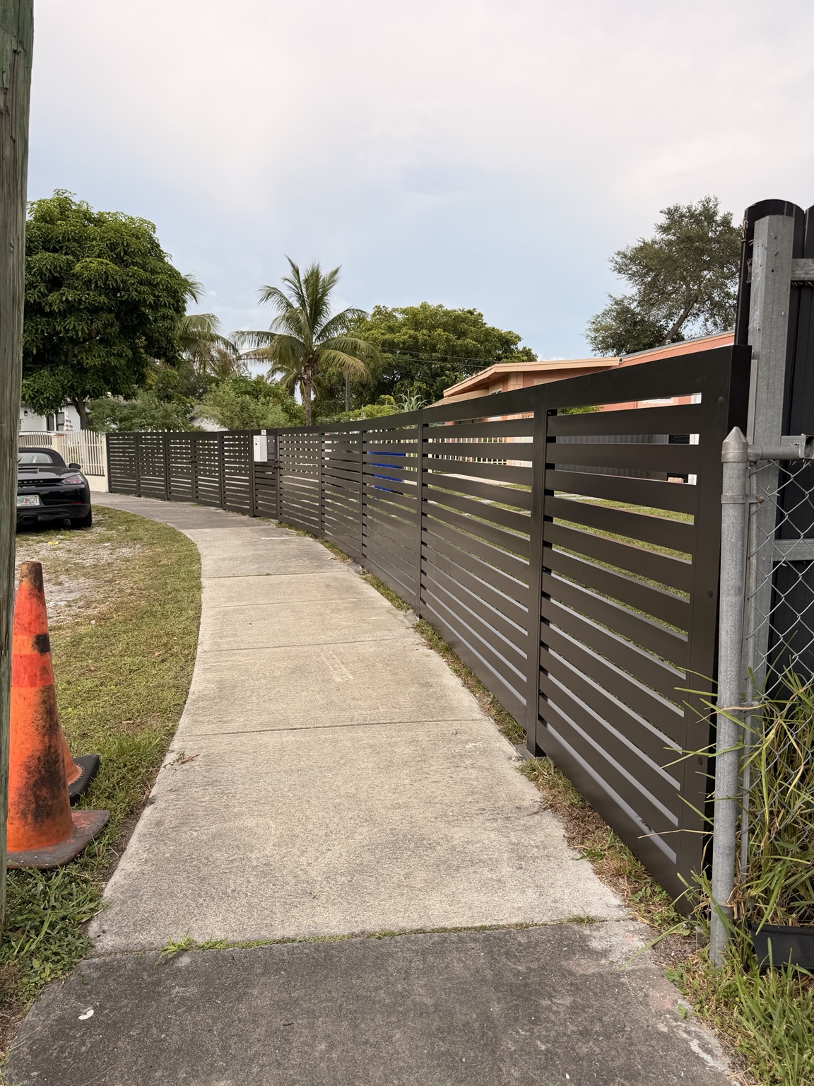 Horizontal slat aluminum fence installation