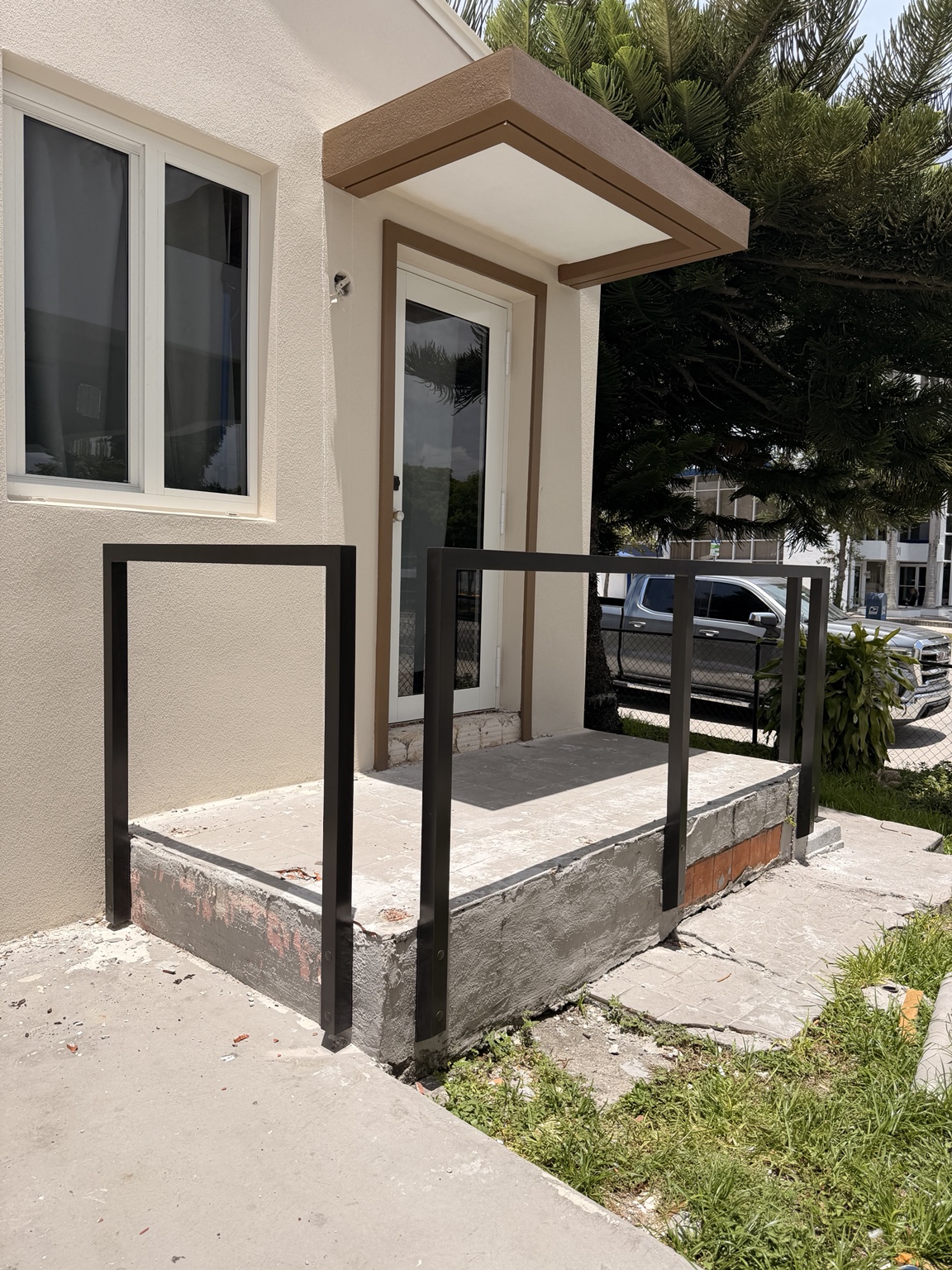 Custom aluminum entry landing railing